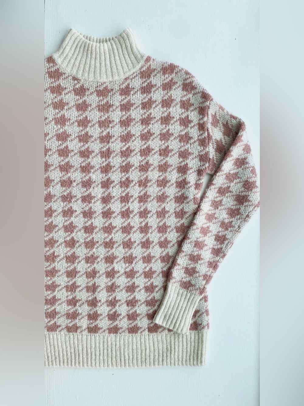 *LIKE NEW* RW&CO. Cream and Dusty Pink Houndstooth Turtleneck Sweater
